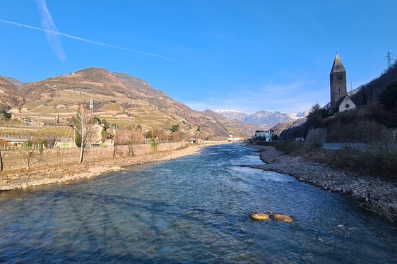 Das Landesamt für Wildbach- und Lawinenverbauung Süd hat im Eisack im Bereich zwischen dem Mila-Gelände und der Virglbrücke Buhnen errichtet, Fischsteine verlegt und Material in das Bachbett eingebracht und damit den Flusslauf gestaltet und ökologisch aufgewertet. Im Bild rechts die Kirche St. Martin in Kampill. (Foto: LPA/Landesamt für Wildbach- und Lawinenverbauung Süd)