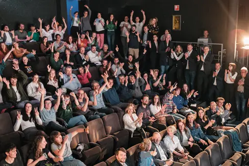 Anlässlich der Veranstaltung 40 Jahre Landesgesetz zur Förderung der Jugendarbeit war der Kinosaal im Filmclub Bozen gut gefüllt. Mehr als 100 ehrenamtliche und hauptberufliche Mitarbeitende der Südtiroler Jugendarbeit und Gemeindejugendreferenten sind der Einladung von Landesrat Achammer und dem Amt für Jugendarbeit gefolgt. (Foto: Philip Unterholzner/netz Offene Jugendarbeit)