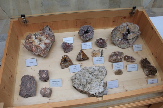 Besondere Gesteins-Exemplare aus der Gemeinde Aldein wurden im Pfarrheim vorgestellt. (Foto: Geoparc Bletterbach/Maria Pichler)