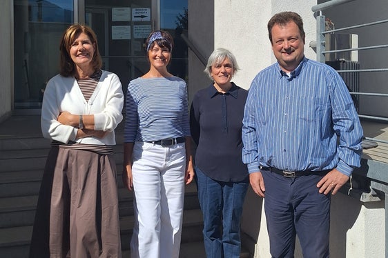 I membri del team del settore “Conciliazione delle controversie di lavoro” dell'Ufficio amministrativo Mercato del lavoro: Marion Senoner (presidente, nella foto da sinistra), Ulrike Oberstolz (addetta), Anna Volpe (presidente) e il direttore dell'ufficio Georg Ambach. Non presente nella foto: l'addetta Heidi Ramoner. (Foto: USP/Ufficio amministrativo Mercato del lavoro)