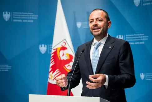 “La legge attuale, a livello nazionale ed europeo, non consente un rinnovo automatico per un determinato soggetto su un’area pubblica. Abbiamo deciso di prorogare di ulteriori dodici mesi la concessione del terreno in scadenza dove è insediato lo stabilimento”, ha sottolineato Marco Galateo, vicepresidente della Provincia, durante la conferenza stampa al termine dell'odierna seduta di Giunta. (Foto: USP/Fabio Brucculeri)