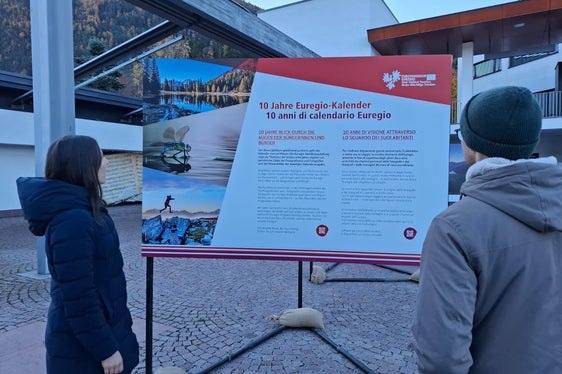 Seit 10. November ist die Wanderausstellung 10 Jahre Euregio-Kalender erstmals in Südtirol zu sehen. (Foto: Euregio)