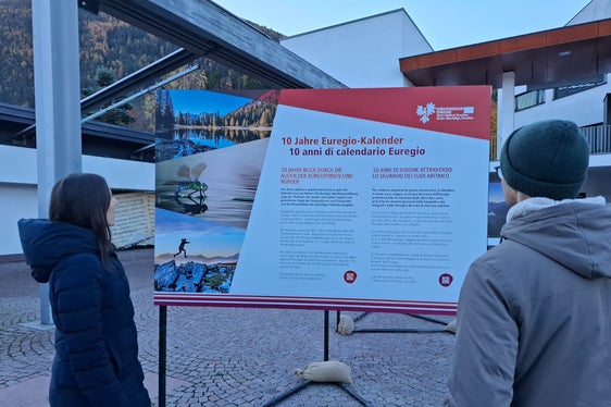 Dal 10 novembre la mostra itinerante “10 anni di calendario Euregio” è per la prima volta in Alto Adige. (Foto: Euregio)