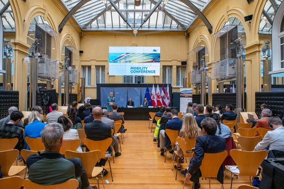 Die Schiene als Rückgrat nachhaltiger Mobilität sowie neue Formen der Mobilität standen bei der 6. EUSALP-Mobilitätskonferenz am 15. Mai in Bozen im Zentrum des Interesses (Foto:LPA/Greta Stuefer)
