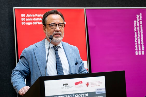 Für die Einordnung des Pariser Abkommens auch unter wirtschaftlichen, sozialen und territorialen Gesichtspunkten – und damit in Bezug auf die Provinzen Bozen und Trient in der Nachkriegszeit – sorgte Andrea Bonoldi, Professor für Volkswirtschaftslehre und Management an der Universität Trient. (Foto: LPA/Fabio Brucculeri)