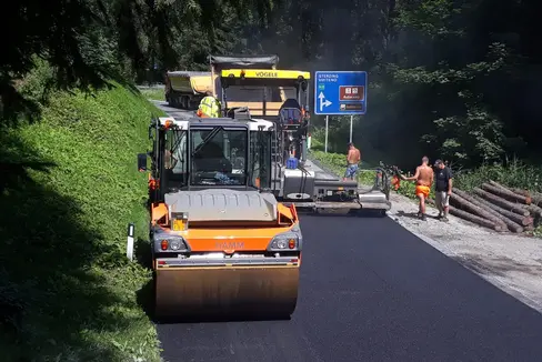Asphaltierung der Straße auf das Penser Joch abgeschlossen: Dank Sperre zügiger vorangekommen. (Foto: LPA/Straßendienst Salten-Schlern)