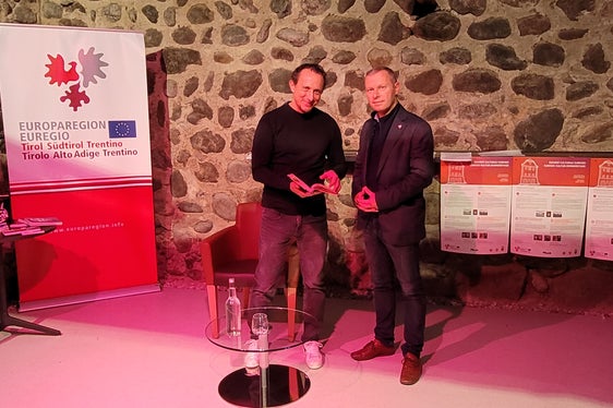 Der Tiroler Autor und Bibliothekar an der Universität Innsbruck, Christian Kössler (l.) und Christoph von Ach von der Euregio (Foto: Euregio/Armin Gluderer)