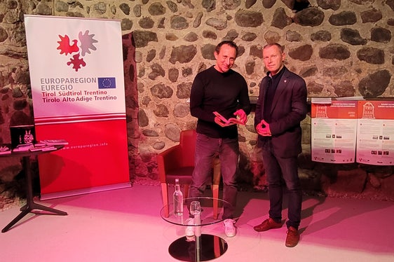 Der Tiroler Autor und Bibliothekar an der Universität Innsbruck, Christian Kössler (l.) und Christoph von Ach von der Euregio (Foto: Euregio/Armin Gluderer)