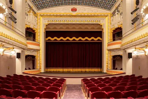 Das Stadttheater Meran erstrahlt nach umfassenden Restaurierungsarbeiten wieder in vollem Glanz. (Foto: Meraner Stadttheater- und Kurhausverein/Damian Pertoll)