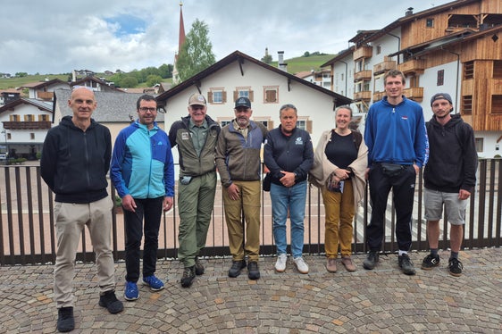 In un corso di formazione della durata di due giorni e mezzo, i Südtirol Alto Adige Ranger hanno acquisito le conoscenze di base necessarie per svolgere il loro compito di informazione e orientamento dei visitatori all’interno delle aree protette e al di fuori di esse. (Foto: Ripartizione provinciale Natura, Paesaggio e Sviluppo del territorio)