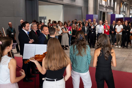 Insgesamt präsentieren 54 Schulen, 42 Hochschulen sowie Beratungsstellen und Jugendorganisationen ihre Angebote. Im Mittelpunkt stehen Ausbildungswege nach der Mittelschule, Studienmöglichkeiten im In- und Ausland sowie berufliche Weiterbildung. (Foto: LPA/Fabio Brucculeri)