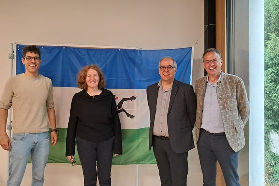 Da sinistra i docenti Corsin Caglia e Magdalena Miribung, il vicedirettore Werner Cariget e l’Intendente scolastico ladino Heinrich Videsott. (Foto: USP)