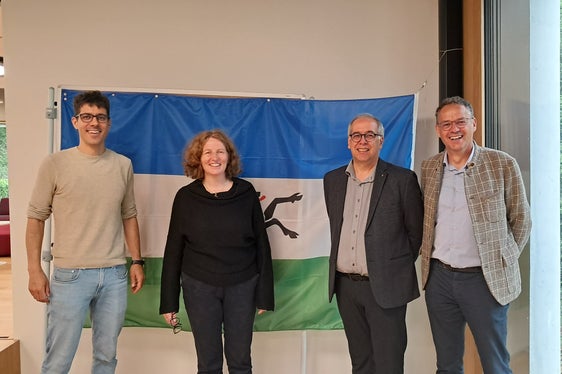 Da sinistra i docenti Corsin Caglia e Magdalena Miribung, il vicedirettore Werner Cariget e l’Intendente scolastico ladino Heinrich Videsott. (Foto: USP)