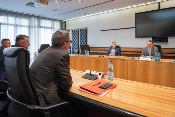 Beim Gespräch mit Landeshauptmann Kompatscher wurde die Bedeutung der grenzüberschreitenden Zusammenarbeit hervorgehoben. (Foto: LPA/Greta Stuefer)