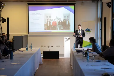 Der Moderator Christian Hoffmann während des EUSALP-Gesprächs über die Frage: Wie können die Experten der Forst- und Holzwirtschaft sowie die Zivilgesellschaft auf die Klimakrise reagieren? (Foto: LPA/Luca Guadagnini)