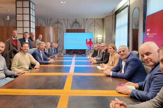 Sie besprachen die Details für die Verwirklichung der Unterführung in der Bozner Einsteinstraße (von links): die Techniker der Gemeinde und des Landes Südtirol und der Direktor des Amts für Straßenbau/Mitte-Süd, Davide Maniezzo (Ab Zweiter von links), Landesrat Daniel Alfreider und der Direktor der Abteilung Infrastrukturen, Umberto Simone, die Stadträte Marco Caruso (von rechts), Tritan Myftiu, Claudio Della Ratta, Stadträtin Johanna Ramoser, Bürgermeister Claudio Corrarati, Vizebürgermeister Stephan Konder und Stadträtin Patrizia Brillo. (Foto: LPA/Abteilung Infrastrukturen und Mobilität)