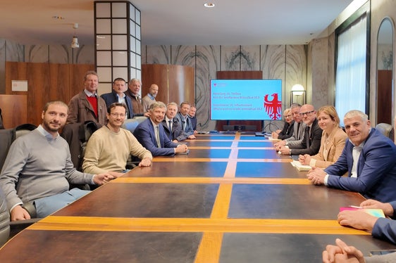 Sulla sinistra i tecnici del Comune e della Provincia e, secondo da sinistra il direttore dell’Ufficio tecnico strade centro/sud Davide Maniezzo; al suo fianco, da sinistra a destra, l'assessore provinciale alla Mobilità e alle Infrastrutture Daniel Alfreider e il direttore della Ripartizione Infrastrutture Umberto Simone. Sulla destra la Giunta comunale di Bolzano: da destra a sinistra gli assessori Marco Caruso, Tritan Myftiu, Claudio Della Ratta, Johanna Ramoser, il sindaco Claudio Corrarati, il vicesindaco Stephan Konder e l'assessora Patrizia Brillo. (Foto: USP/Dipartimento Infrastrutture e Mobilità)