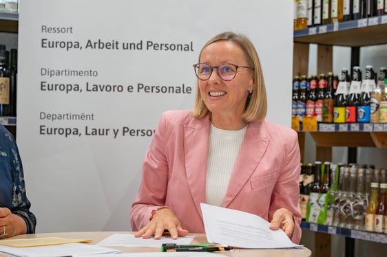 Wenn Menschen mit Behinderungen im Arbeitsmarkt oder in Beschäftigungsprojekten mitwirken, erbringen sie wertvolle Leistungen und können sich weiterentwickeln. Gleichzeitig entsteht dadurch auch ein Mehrwert für die Betriebe und den Arbeitsmarkt insgesamt, sagt Arbeitslandesrätin Magdalena Amhof. (Foto: LPA/Greta Stuefer)