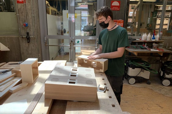 Die Fertigung des Radiogehäuses (Foto: LPA/LFS Zuegg)