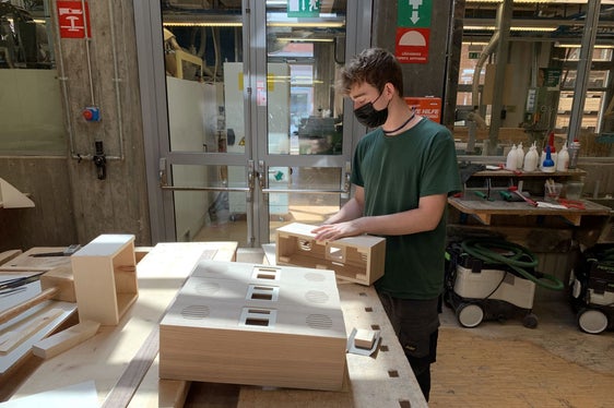 Die Fertigung des Radiogehäuses (Foto: LPA/LFS Zuegg)