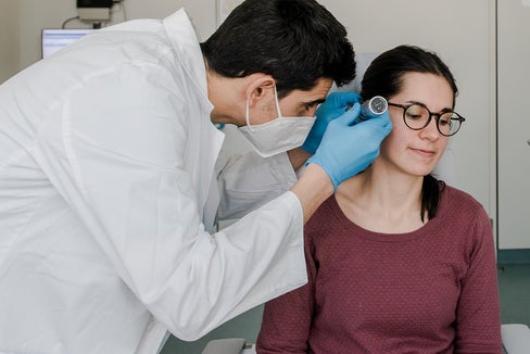 Gli appuntamenti sanitari prenotati devono essere disdetti con almeno due giorni di calendario di anticipo. Il giorno dell’appuntamento non viene conteggiato. Chi, ad esempio, ha un appuntamento giovedì, deve disdirlo al più tardi lunedì. Chi non si presenta a un appuntamento per prestazioni ambulatoriali specialistiche senza un motivo valido dovrà pagare di tasca propria fino a 36,15 euro. (Foto: USP/Claudia Corrent)