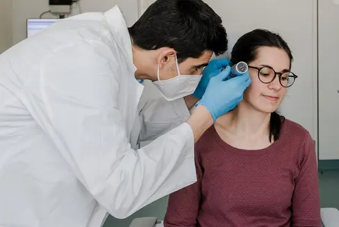 Vorgemerkte Gesundheitstermine müssen mindestens zwei Kalendertage vorher abgesagt werden. Der Termintag selbst wird dabei nicht mitgezählt. Wer beispielsweise am Donnerstag einen Termin hat, muss diesen spätestens am Montag absagen. Wer einen Termin für ambulante Facharztleistungen ohne anerkannten Grund nicht wahrnimmt, muss bis zu 36,15 Euro selbst bezahlen. (Foto: LPA/Claudia Corrent)