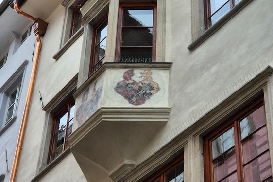 Im Zuge der Restaurierung wurden an der Lauben-Fassade des Gebäudes Fresken aus dem 17. Jahrhundert entdeckt. (Foto: LPA/Gianluca Crocco)