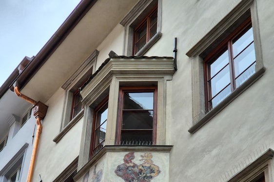 Im Zuge der Restaurierung wurden an der Lauben-Fassade des Gebäudes Fresken aus dem 17. Jahrhundert entdeckt. (Foto: LPA/Gianluca Crocco)