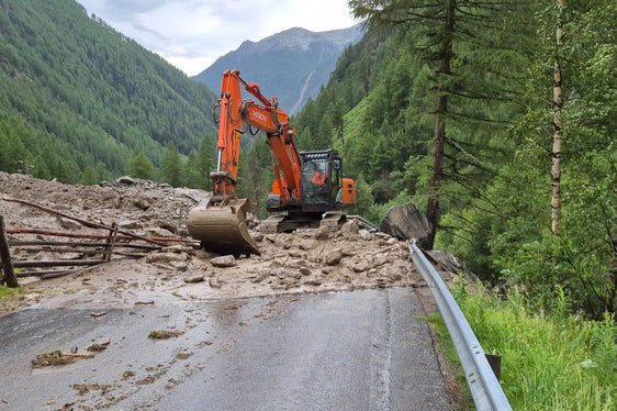 Nach einem Murgang im Schafstallbach (Infangbach), einem orografisch linken Zubringer des Pfossentalbachs, am Nachmittag des Sonntags, 28. Juni, hat die Wildbachverbauung umgehend mit den Aufräumarbeiten bei der Brücke begonnen. (Foto: LPA/Amt für Wildbach- und Lawinenverbauung West in der Agentur für Bevölkerungsschutz)