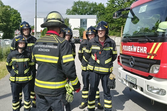 I vigili del fuoco professionisti di Monaco hanno trasmesso le loro conoscenze e competenze ai nuovi colleghi professionisti della provincia di Bolzano. (Foto: ASP/Corpo permanente Vigili del fuoco di Bolzano)