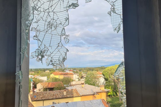 Von tennisballgroßen Hagelkörnern durchschlagene Fenster und Dächer in Mortegliano (Udine) und Umgebung hilft die Bozner Berufsfeuerwehr jetzt abzudecken (Foto: LPA/Agentur für Bevölkerungsschutz)