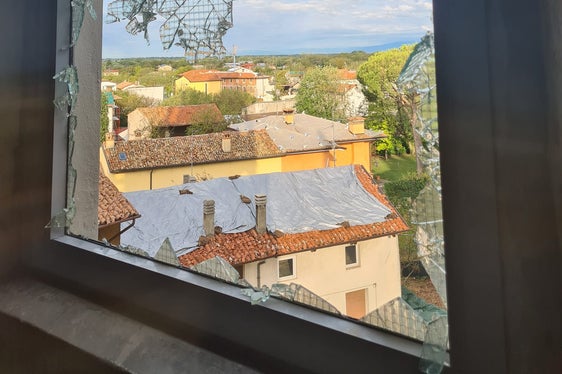 Una finestra in frantumi a seguito della grandinata che ha colpito la provincia di Udine e altri territori limitrofi. (Foto: ASP)