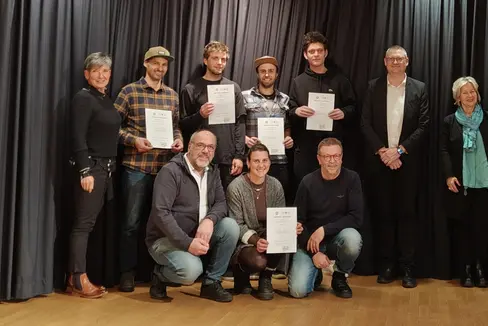 Die Verleihung der Zertifikate für die berufliche Qualifikation Skiservicetechniker beziehungsweise Skiservicetechnikerin erfolgte am 6. Dezember im Berufsbildungszentrum Bruneck. Der nächste Lehrgang startet im Herbst kommenden Jahres, daran teilnehmen können bereits im Beruf tätige Mitarbeiterinnen und Mitarbeiter, aber auch Quereinsteigerinnen und Quereinsteiger. (Foto: LPA/Berufsbildungszentrum Bruneck)