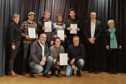 Il 6 dicembre, al Centro di formazione professionale di Brunico sono stati consegnati gli attestati per la qualifica professionale di tecnico di assistenza sciistica. Il prossimo corso inizierà nell'autunno del prossimo anno ed è aperto ai lavoratori e alle lavoratrici che già esercitano la professione e a coloro che l'hanno appena intrapresa. (Foto: USP/Centro di formazione professionale di Brunico)