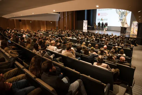 So viele Kandidatinnen und Kandidaten wie noch nie hatten sich zur Jägerprüfung 2025 angemeldet. Am 26. November wurden die über 200 Frauen und Männer gefeiert, die sie bestanden haben. (Foto: LPA/Bernhard Aichner)