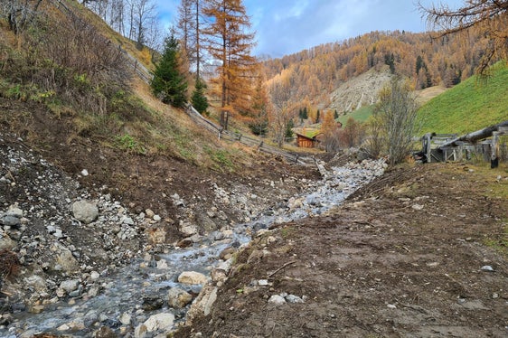Auch im Seresbach (im Bild) entlang der Mühlen in Campill hat das Amt für Wildbachverbauung Ost das Bachbett geräumt und den Zustand vor den Unwetterschäden vom 5. August wieder hergestellt. (Foto: LPA/Landesamt für Wildbach- und Lawinenverbauung Ost)
