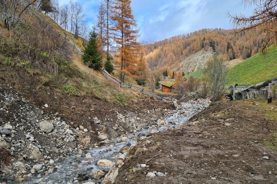Auch im Seresbach (im Bild) entlang der Mühlen in Campill hat das Amt für Wildbachverbauung Ost das Bachbett geräumt und den Zustand vor den Unwetterschäden vom 5. August wieder hergestellt. (Foto: LPA/Landesamt für Wildbach- und Lawinenverbauung Ost)