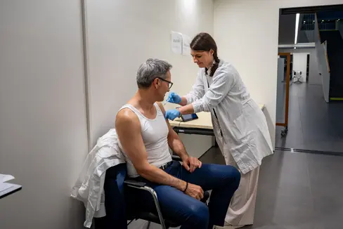 Ein Aufklärungsgespräch, zwei kleine Piecks, zwei Pflaster und schon ist die Impfung vorbei: Landeshauptmann Arno Kompatscher will mit seiner Impfung ein sichtbares Zeichen setzen für Verantwortung, Gesundheit und Gemeinschaft. Darauf baut auch die diesjährige Impfaktion gegen Grippe und Corona. (Foto: LPA/Greta Stuefer)