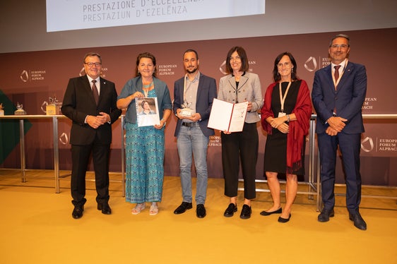 LH Günther Platter und LH Arno Kompatscher mit Sybille Auer (2.v.l.) und Team des Tirol-Projekts YoungCaritas Tirol (Foto: Land Tirol/Sedlak)