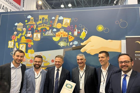 Anlässlich der Lebensmittelmesse Fancy Food, die vom 23. bis 25. Juni in New York statt findet, wurde das 20-jährige Bestehen der Südtiroler Speck g.g.A. in den USA gefeiert. Landesrat Marco Galateo (rechts) und Minister Francesco Lollobrigida (Dritter von links) waren anwesend. (Foto: LPA)