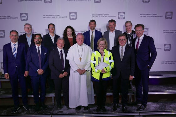 Ein wahrlich europäisches Projekt: Gruppenfoto bei der Anschlagfeier u.a. mit EU-Koordinator Pat Cox, Ministerin Gewessler, Landeshauptleute Kompatscher und Platter (alle erste Reihe: 3., 5., 1. u. 5. v.l.) sowie Südtirols Mobilitätslandesrat Alfreider (2. Reihe, 4.v.l.) (Foto: LPA/Ingo Dejaco)