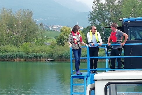 assessore Vettorato: La Provincia investe da anni molte risorse per effettuare lavori di risanamento e ripristino sui laghi, allo scopo di mantenere elevata la qualità ecologica. Al lago di Caldaro, da sx, Stenico, Vettorato, Vorhauser. (Foto: ASP/Nadia Franzoi)