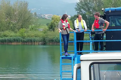 assessore Vettorato: La Provincia investe da anni molte risorse per effettuare lavori di risanamento e ripristino sui laghi, allo scopo di mantenere elevata la qualità ecologica. Al lago di Caldaro, da sx, Stenico, Vettorato, Vorhauser. (Foto: ASP/Nadia Franzoi)
