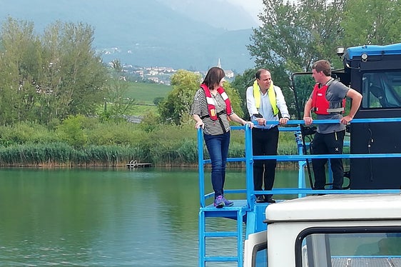 Stenico, LR Vettorato und Vorhauser besprechen am Kalterer See die Maßnahmen zum Erhalt der guten Wasserqualität. (Foto: Nadia Franzoi)