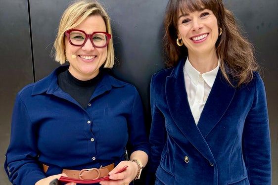 La direttrice dell'Ufficio Nicol Mastella (a sinistra) con Esther Ausserhofer, che ha informato i presenti sulle opportunità e le sfide sulla via del successo professionale. (Foto: Ufficio per il diritto allo studio universitario/Marieke Volgger)