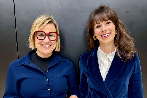 La direttrice dell'Ufficio Nicol Mastella (a sinistra) con Esther Ausserhofer, che ha informato i presenti sulle opportunità e le sfide sulla via del successo professionale. (Foto: Ufficio per il diritto allo studio universitario/Marieke Volgger)