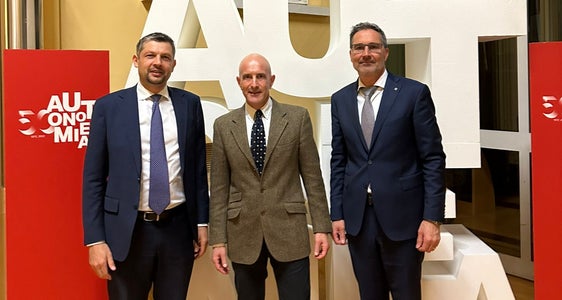 Landeshauptmann Kompatscher (r.) und Mobilitätslandesrat Alfreider (l.) mit dem neu ernannten Geschäftsführer der Infrastrukturgesellschaft Milano Cortina 2026 (Simico), Fabio Massimo Saldini, im Landhaus 1 in Bozen. (Foto: LPA)