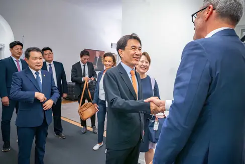 Die Ähnlichkeiten und Unterschiede der südkoreanischen Region Gangwon und Südtirols standen im Mittelpunkt des Gesprächs zwischen Gouverneur Jin-Tae Kim und Landeshauptmann Arno Kompatscher (rechts). (Foto: LPA/Greta Stuefer)