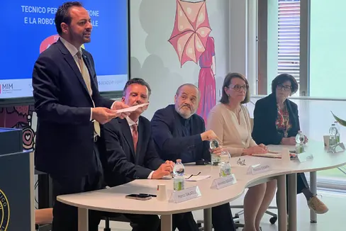 Landesrat Marco Galateo (von links) stellte am 31. März gemeinsam mit Hauptschulamtsleiter Vincenzo Gullotta, Maurizio Chiappa vom Bildungsministerium, Oberschul-Direktorin Paola Burzacca und ITS-Academy-Udine-Direktorin Ester Iannis den neuen Ausbildungsweg vor. (Foto: LPA)