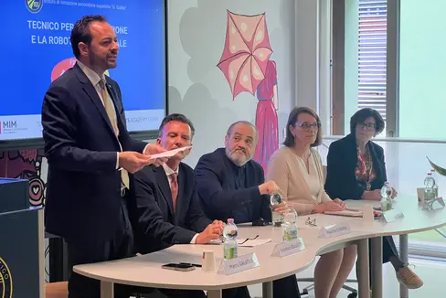 Una nuova filiera virtuosa per favorire l’incontro delle scuole con le realtà produttive del territorio. Nella foto (da sinistra), il vicepresidente Marco Galateo, il sovrintendente Vincenzo Gullotta, il dirigente del Ministero, Maurizio Chiappa, la dirigente dell'IISS Galilei, Paola Burzacca e la direttrice dell’ITS Academy di Udine, Ester Iannis. (Foto: USP)